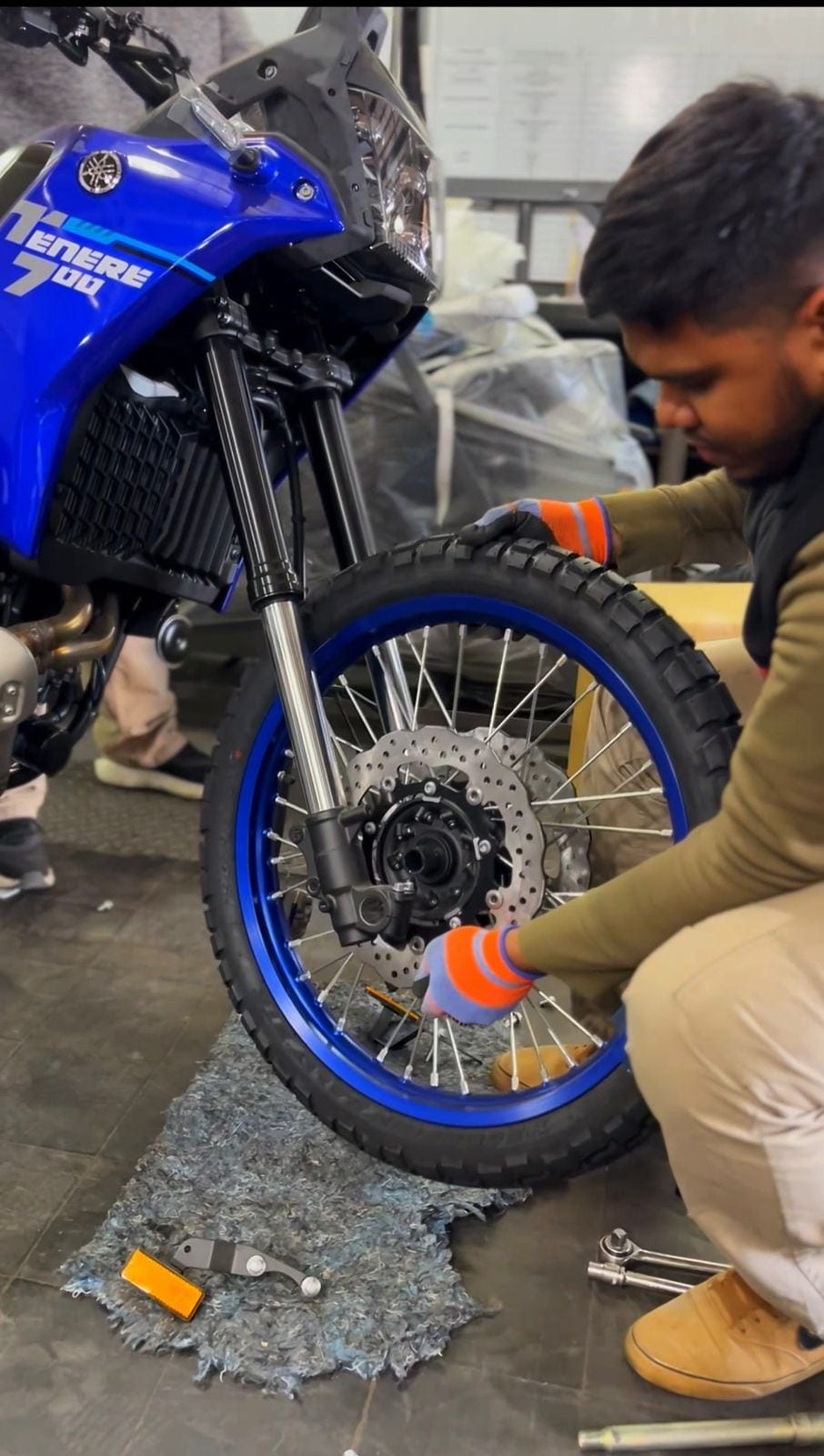 Técnico de Panella trabajando sobre una Yamaha Ténéré 700